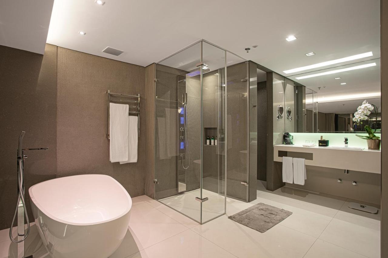Suryaa Hotel Pinhais, Curio Collection By Hilton Esterno foto